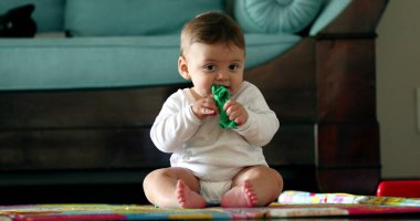 Bebek çocuk ağzıma çorap sokuyor. Yeni yürümeye başlayan bir çocuk giysi çiğniyor.