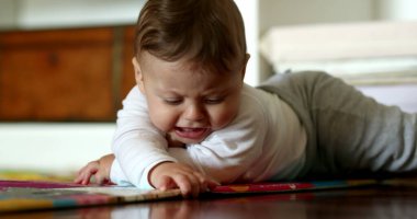 Bebek gelişimi yerde yatar hareket etmeyi öğrenir ve emekler.