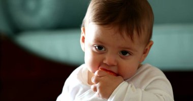 Bebek elma meyvesi yiyor.