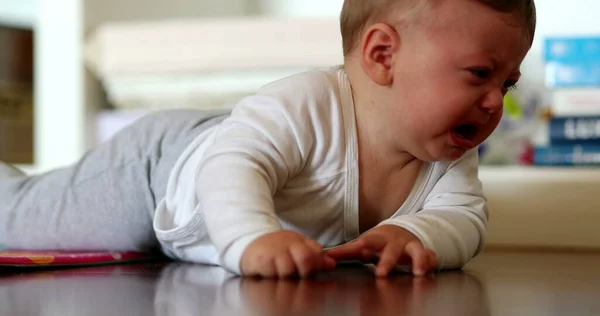 Bebê Criança Deitada Chão Começa Chorar Irritado Menino Criança Irritado — Fotografia de Stock