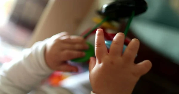 Дитячі Руки Тримають Іграшку Крупним Планом Малюк Грає Дитячими Іграшками — стокове фото