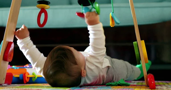 Bebek Elleri Oyuncak Tutuyor Çocuk Geliştirme Oyuncaklarıyla Yakın Plan Bebek — Stok fotoğraf