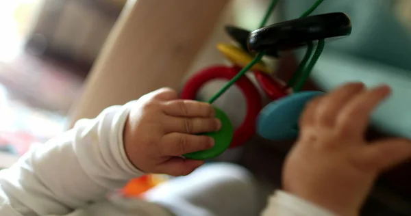 Дитячі Руки Торкаються Висячої Іграшки Крупним Планом Іграшки Рук Активність — стокове фото