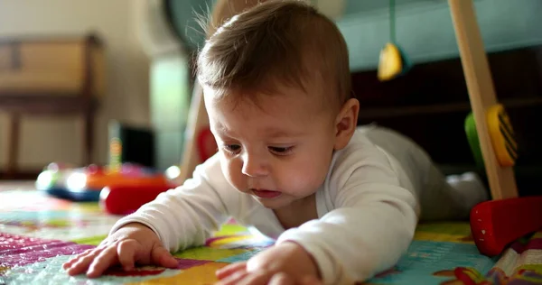 Bebé Bebé Acostado Piso Tocando Alfombra Juego Niño Pequeño Descubriendo — Foto de Stock