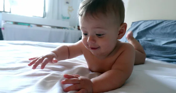 Liebenswertes Baby Liegt Glücklich Bett — Stockfoto