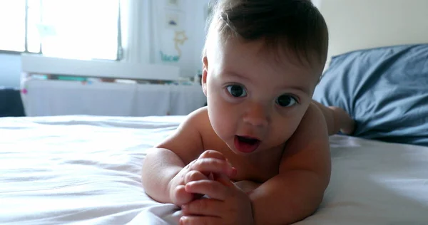 Bebé Adorable Bebé Acostado Cama Sintiéndose Feliz —  Fotos de Stock