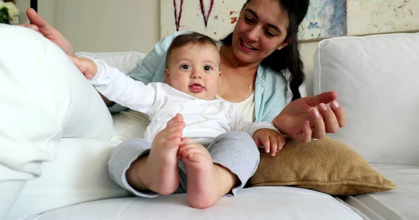 Authentische Mutter Und Kleiner Sohn Spielen Zusammen Verspielte Mutter Und — Stockfoto