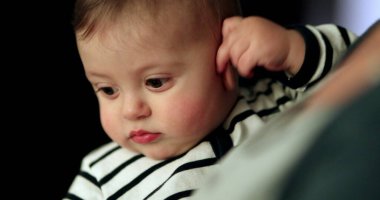 Annesinin kucağında küçük bir bebek. Ebeveyn kucağında küçük bir çocuk var