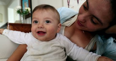 Oturma odasında bebekle annenin sıradan bir anı.