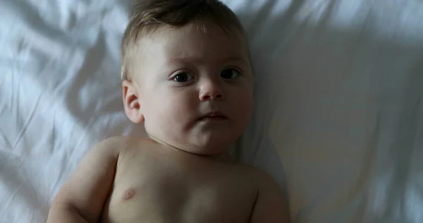 Schattig Schattig Baby Zuigeling Liggend Bed — Stockfoto