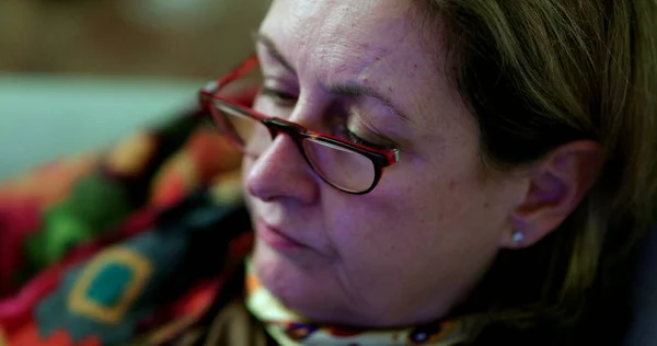Сконцентрированное Лицо Пожилой Женщины Читающей Новости Ночам — стоковое фото