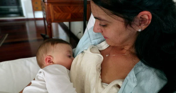 Madre Ocasional Amamantando Bebé Hijo Bebé Sofá Sala Estar — Foto de Stock