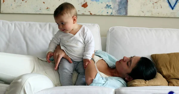Lässige Autentische Mutter Und Säugling Zusammen Auf Dem Wohnzimmersofa Elternschaft — Stockfoto