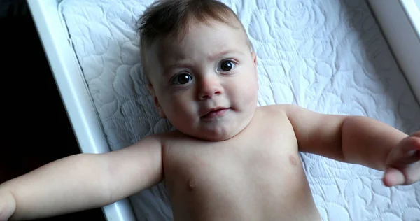 Mooie Schattige Baby Peuter Liggend Zoek Naar Camera — Stockfoto