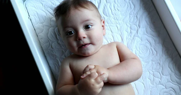 Bella Bambino Bambino Bambino Carino Sdraiato Guardando Fotocamera — Foto Stock
