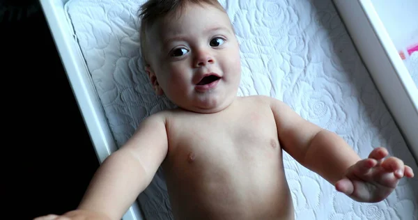 Hermoso Bebé Lindo Niño Mintiendo Mirando Cámara — Foto de Stock