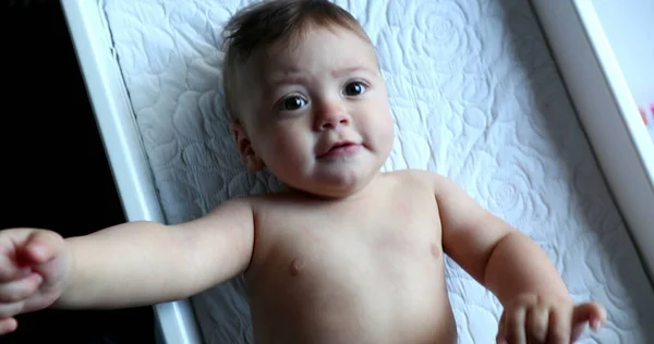 Vackert Gulligt Spädbarn Barn Ligger Och Tittar Kameran — Stockfoto
