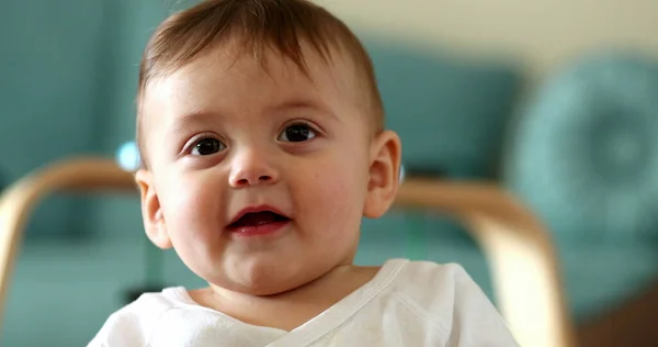 Schöne Babygesicht Reaktion Lächelnd Glücklich Kleinkind Kind Lachen Und Lächeln — Stockfoto