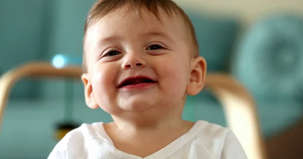 Mooie Baby Zuigeling Gezicht Reactie Glimlachen Gelukkig Peuter Kind Lachen — Stockfoto