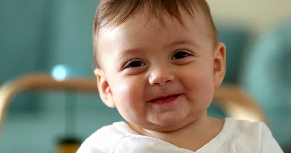 Mooie Baby Zuigeling Gezicht Reactie Glimlachen Gelukkig Peuter Kind Lachen — Stockfoto