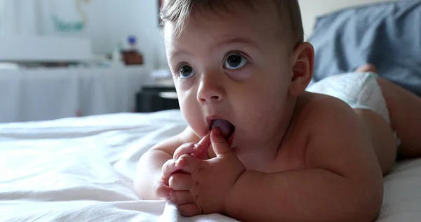 Красиве Дитяче Обличчя Лежить Ліжку Чарівне Милий Немовля — стокове фото