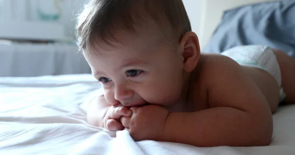 Gyönyörű Baba Arc Fekszik Ágyban Imádnivaló Aranyos Csecsemő — Stock Fotó