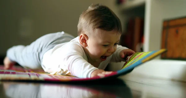 Bebek Oturma Odasında Yerde Yatıyor Sevimli Şirin Bebek Emeklemeyi Öğreniyor — Stok fotoğraf