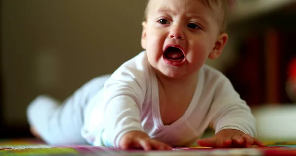 Bayi Berbaring Lantai Ruang Tamu Lucu Lucu Bayi Belajar Merangkak — Stok Foto