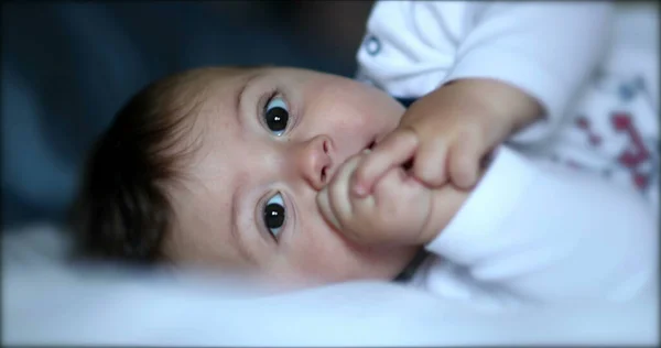 Bebé Acostado Cama Mirando Cámara Cerca Cara —  Fotos de Stock