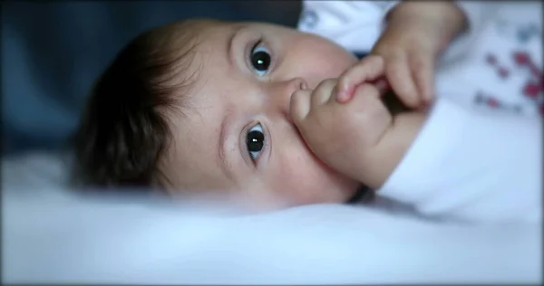 Bebê Deitado Cama Olhando Para Câmera Close Rosto — Fotografia de Stock