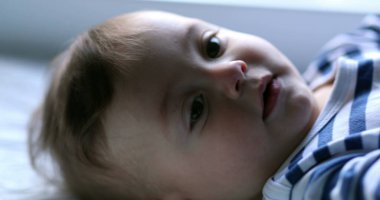 Sevimli bebek bebek bebek bebek yüzü yakın plan.