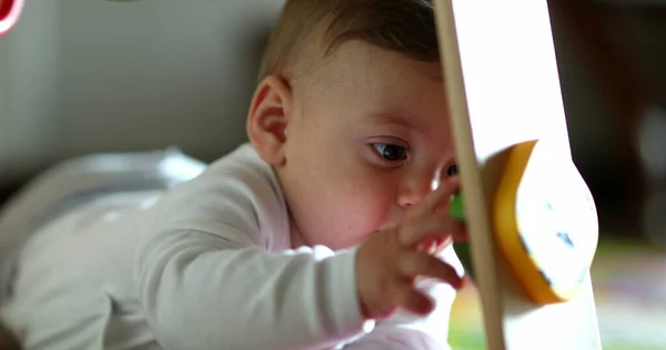 Мила Дитина Грає Іграшкою Немовля Досліджує Світ — стокове фото