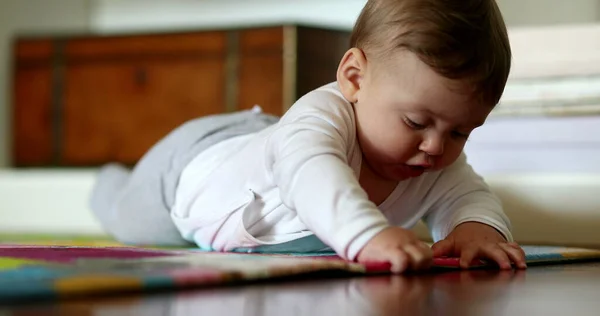 可爱的小宝宝躺在地板上触摸玩具地毯探索和发现世界 — 图库照片