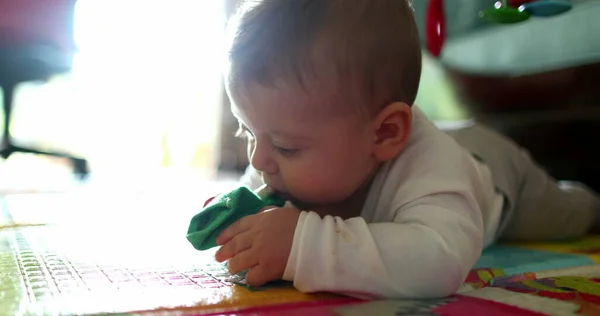 Carino Bambino Sdraiato Sul Pavimento Giocare Con Giocattoli Stuoia Gioco — Foto Stock