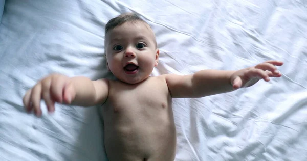 Schattige Baby Peuter Liggend Bed Kijken Naar Camera — Stockfoto