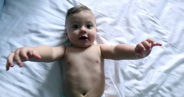 Χαριτωμένο Μωρό Νήπιο Ξαπλωμένο Στο Κρεβάτι Κοιτάζοντας Την Κάμερα — Φωτογραφία Αρχείου