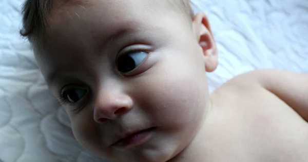 Wajah Bayi Balita Yang Lucu Melihat Lihat — Stok Foto