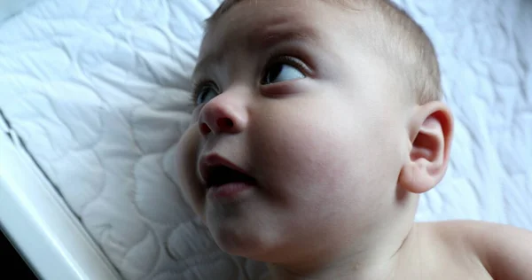 可爱的婴儿蹒跚学步的脸环视四周 — 图库照片