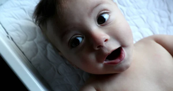 Χαριτωμένο Μωρό Βρέφος Πρόσωπο Βρέφος Κοιτάζοντας Γύρω — Φωτογραφία Αρχείου