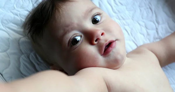Bebê Bonito Infantil Estendendo Mão Para Tocar Câmera Rosto Adorável — Fotografia de Stock