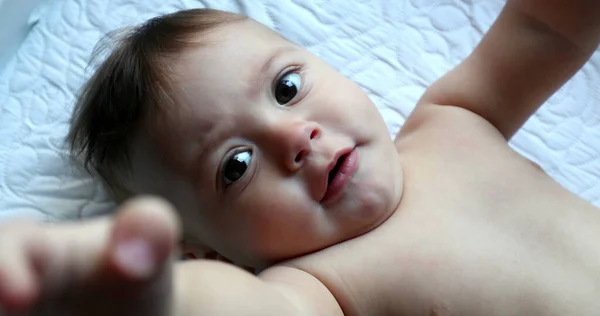 Χαριτωμένο Βρέφος Μωρό Απλώνει Χέρι Για Αγγίξει Την Κάμερα Αξιολάτρευτο — Φωτογραφία Αρχείου