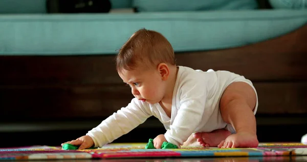 Bebê Bonito Infantil Brincando Casualmente Sala Estar Cima Tapete Brincar — Fotografia de Stock