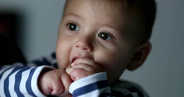Söt Baby Spädbarn Hålla Mor Kärlek Och Vård — Stockfoto