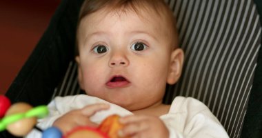 Elma meyvesi yiyen şirin bir bebek. Bebek sağlıklı atıştırmalıklar yiyor.