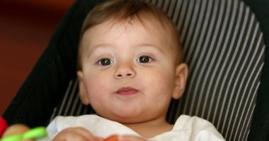 Elma meyvesi yiyen şirin bir bebek. Bebek sağlıklı atıştırmalıklar yiyor.