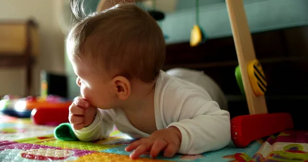 Söt Baby Spädbarn Barn Utveckling Lära Sig Att Krypa Lekmatta — Stockfoto
