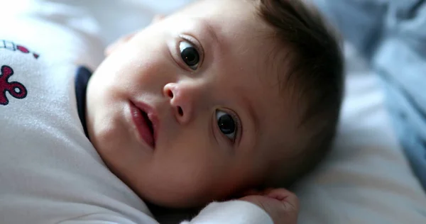 Schattig Babygezichtje Kijkend Naar Camera Liggend Bed Peuter Kind Staren — Stockfoto