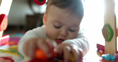 Bebek içeride oyuncaklarla oynuyor. Oyuncak bebek portresi