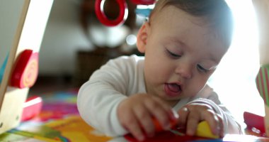 Bebek içeride oyuncaklarla oynuyor. Oyuncak bebek portresi