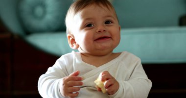 Sevimli bir portre bebek gülümsüyor, mutlu ve mutlu.